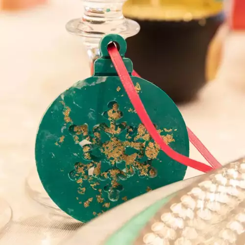 Suspension pour sapin - Forme boule de Noël - En jesmonite