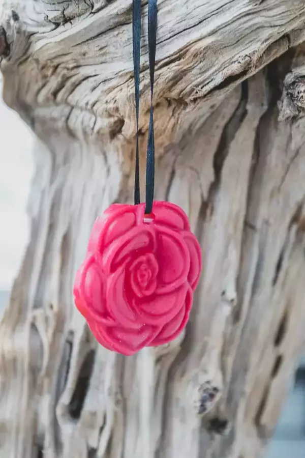 Suspension rose en cire de couleur rouge avec un ruban