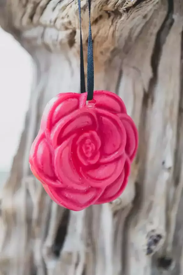 Suspension rose en cire de couleur rouge avec un ruban