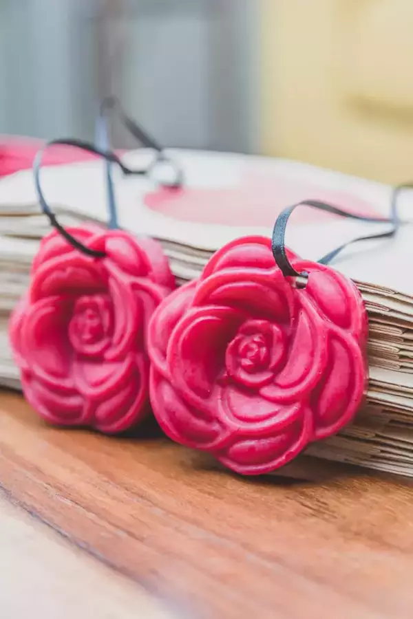 Suspension rose en cire de couleur rouge avec un ruban – Image 2