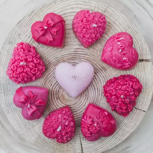 Mini bougies moulées en forme de coeur et de couleur rouge ou blanche