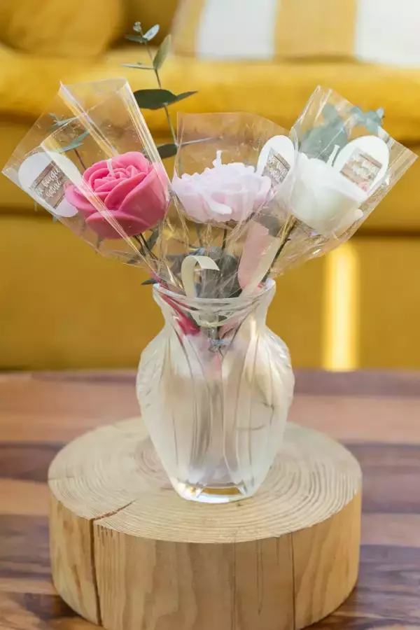 Bougie fleur emballée dans un papier transparent type fleuriste
