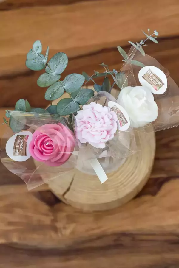 Bougie fleur emballée dans un papier transparent type fleuriste