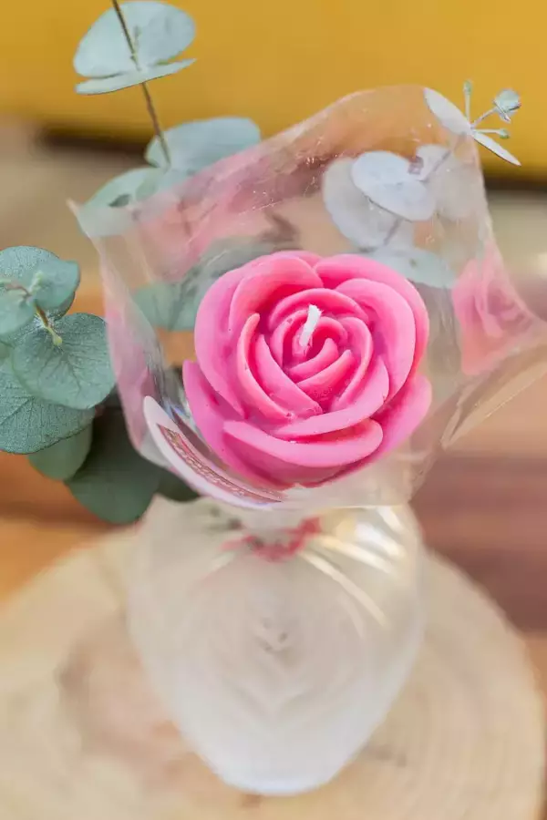 Bougie fleur emballée dans un papier transparent type fleuriste