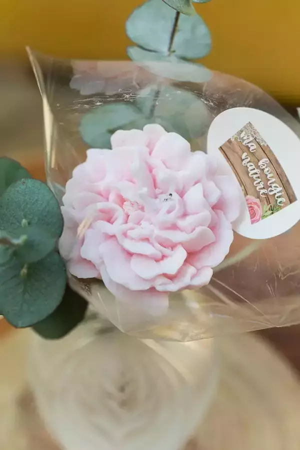 Bougie fleur emballée dans un papier transparent type fleuriste