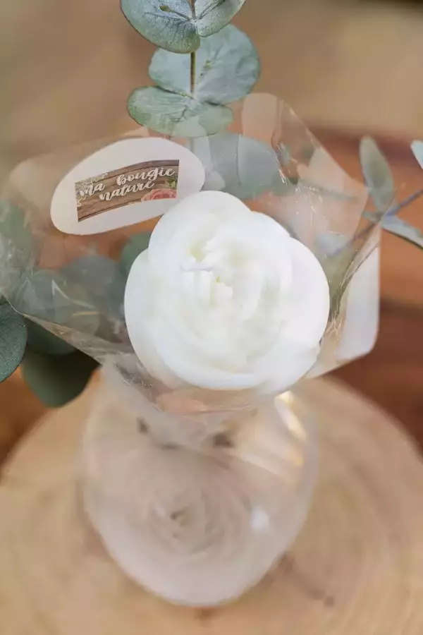 Bougie fleur emballée dans un papier transparent type fleuriste