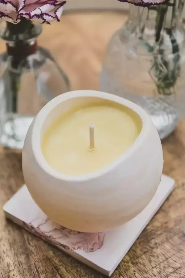 Bougie en jesmonite Lola marbrée jaune
