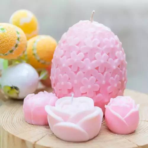 Bougie en forme d'oeuf avec incrustations de roses