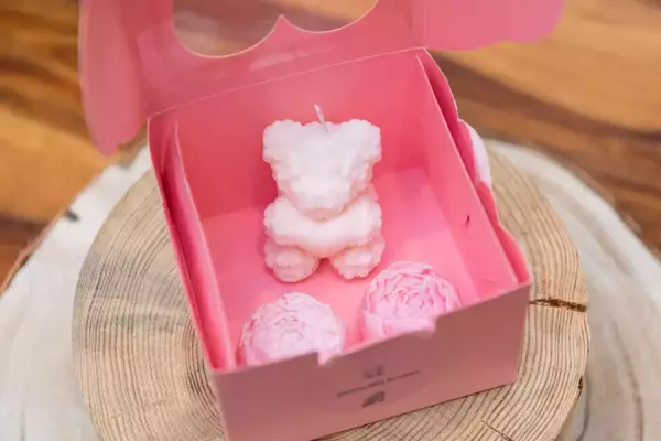 Boite cadeau rose avec un nounours et 2 roses