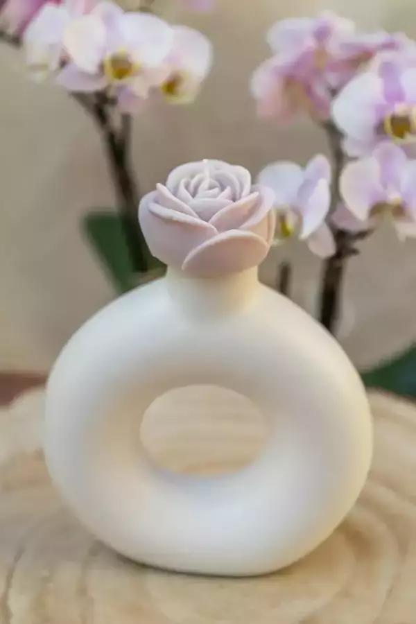 Vase avec une bougie fleur