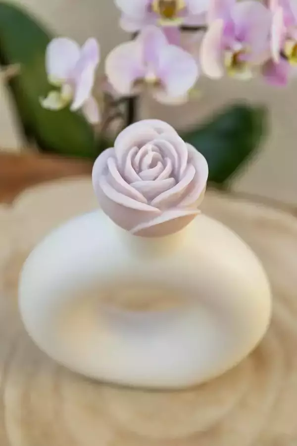 Vase avec une bougie fleur