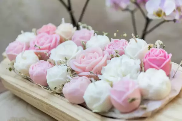 Bateau avec bougies fleurs