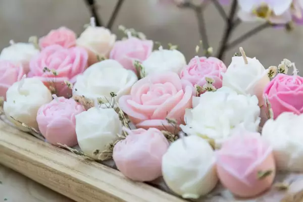 Bateau avec bougies fleurs