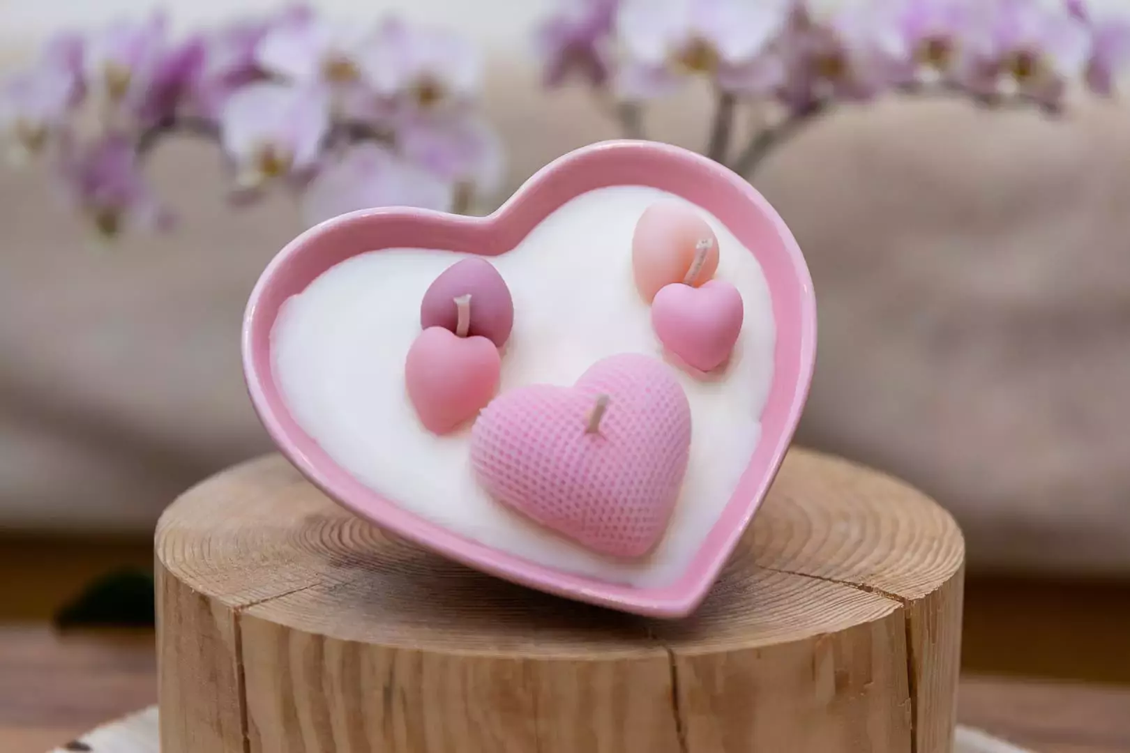 Bougie dans un contenant en porcelaine rose en forme de cœur