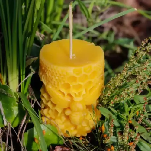 Bougie bien être avec dessins d'abeille et de ruche incrustés