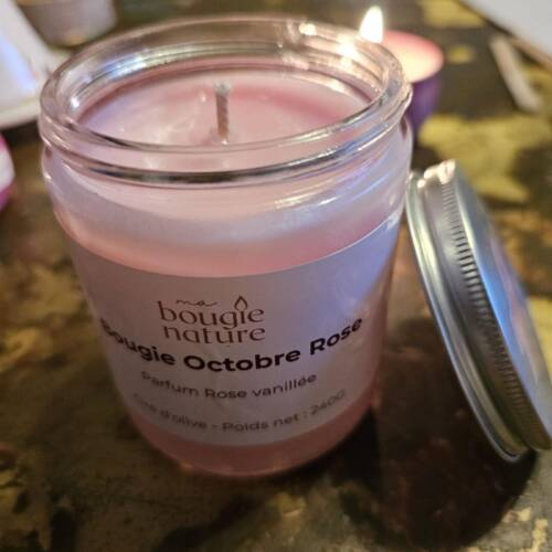 Bougie dans un pot en verre avec une étiquette Octobre rose