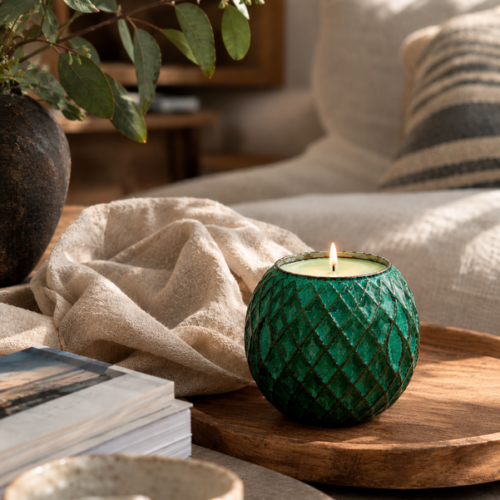 Bougie de couleur vert bronze ronde également dans un contenant de chez Lobéron